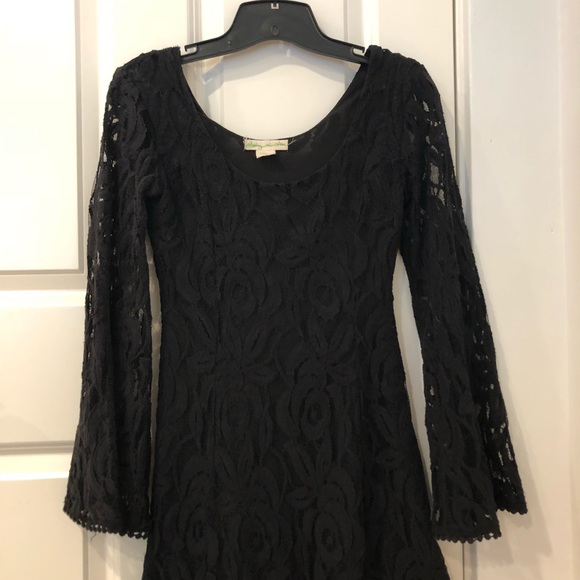 Black bell sleeve lacey dress - Picture 2 of 2